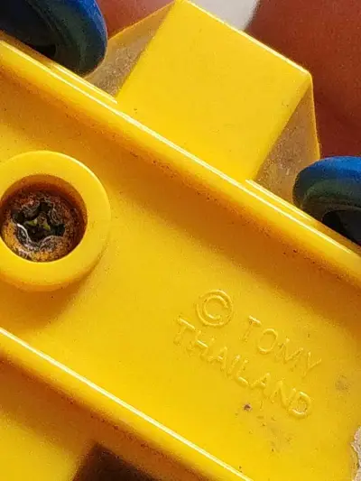 Montacargas de juguete Tomy vintage amarillo - miniatura 2