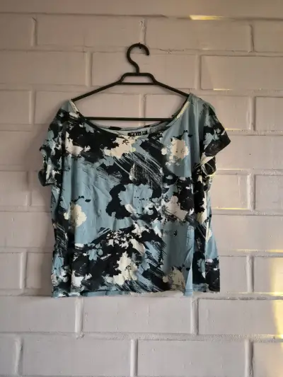 Polera estampada azul y negra de mujer - miniatura 1
