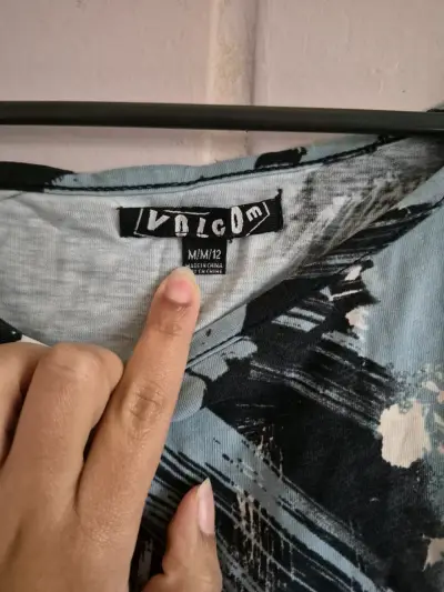 Polera estampada azul y negra de mujer - miniatura 2