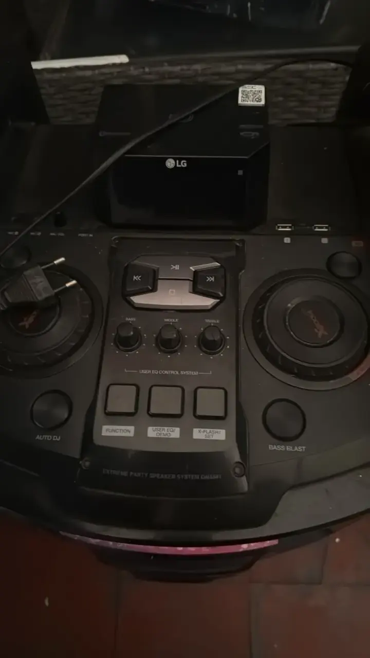 Parlante LG con sistema de DJ y Bass Blast - 2