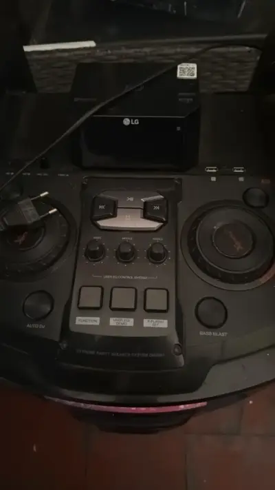 Parlante LG con sistema de DJ y Bass Blast - miniatura 2