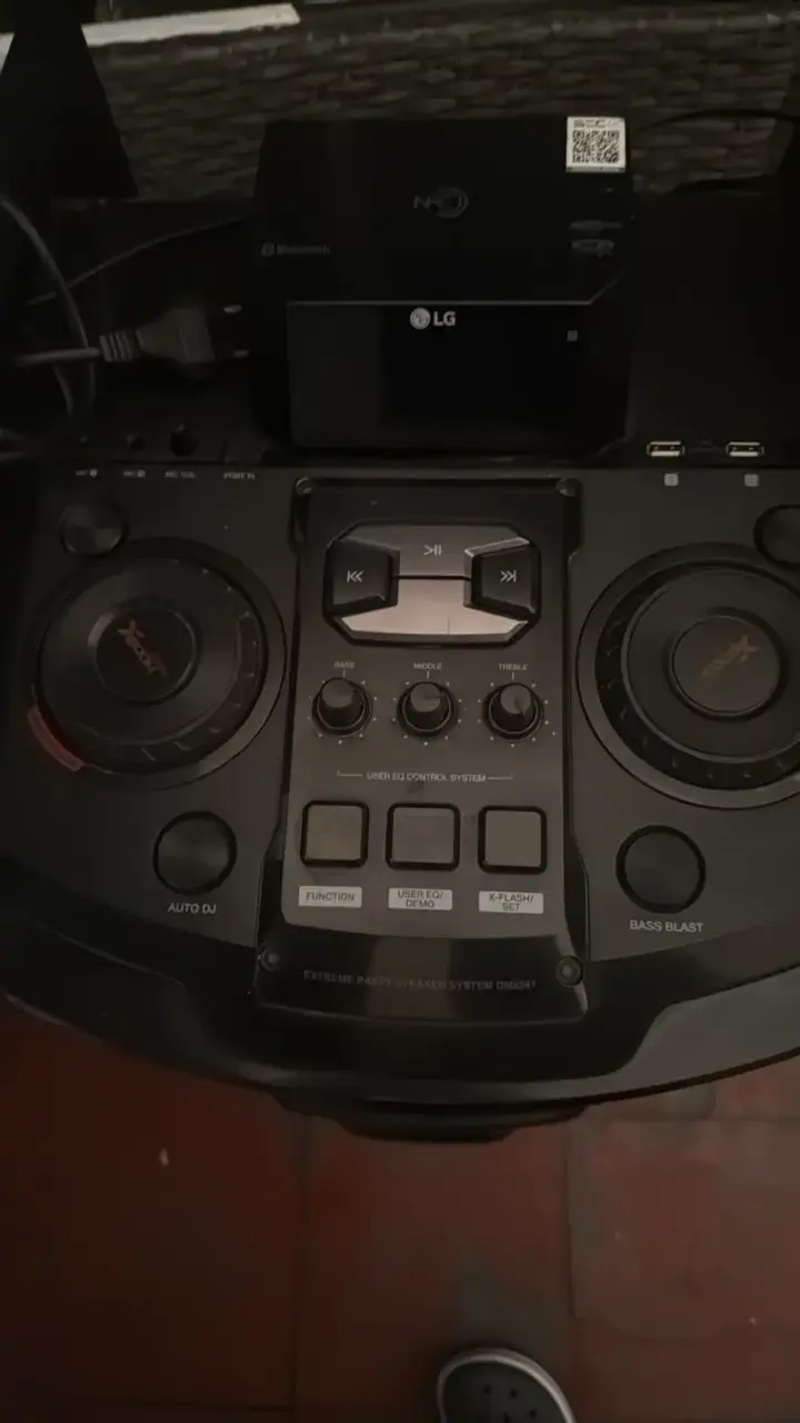 Parlante LG con sistema de DJ y Bass Blast - 3