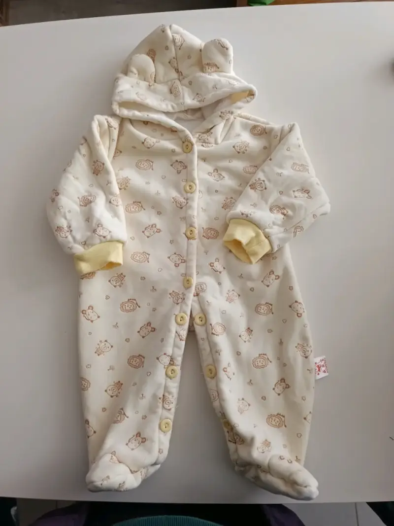 Enterito de bebé con capucha y estampado animal