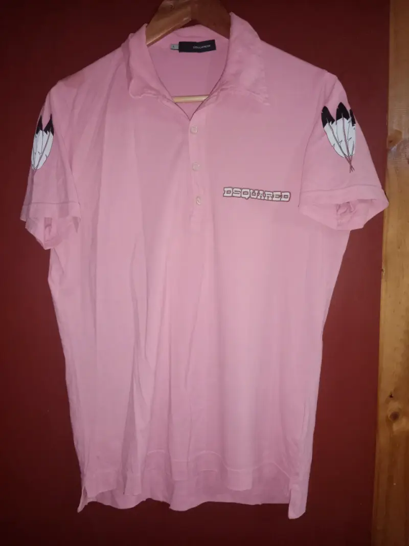 Polera Polo Rosada Dsquared con Diseño de Plumas