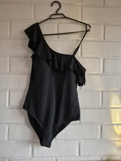 Traje de baño negro con volantes - miniatura 1