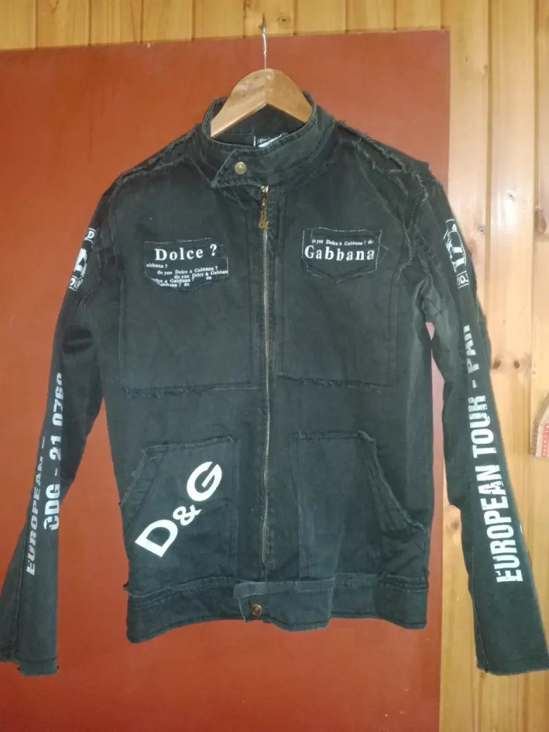 Chaqueta negra estilo motero con estampados