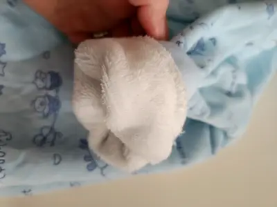 Enterito de bebé azul con capucha y estampado - miniatura 2