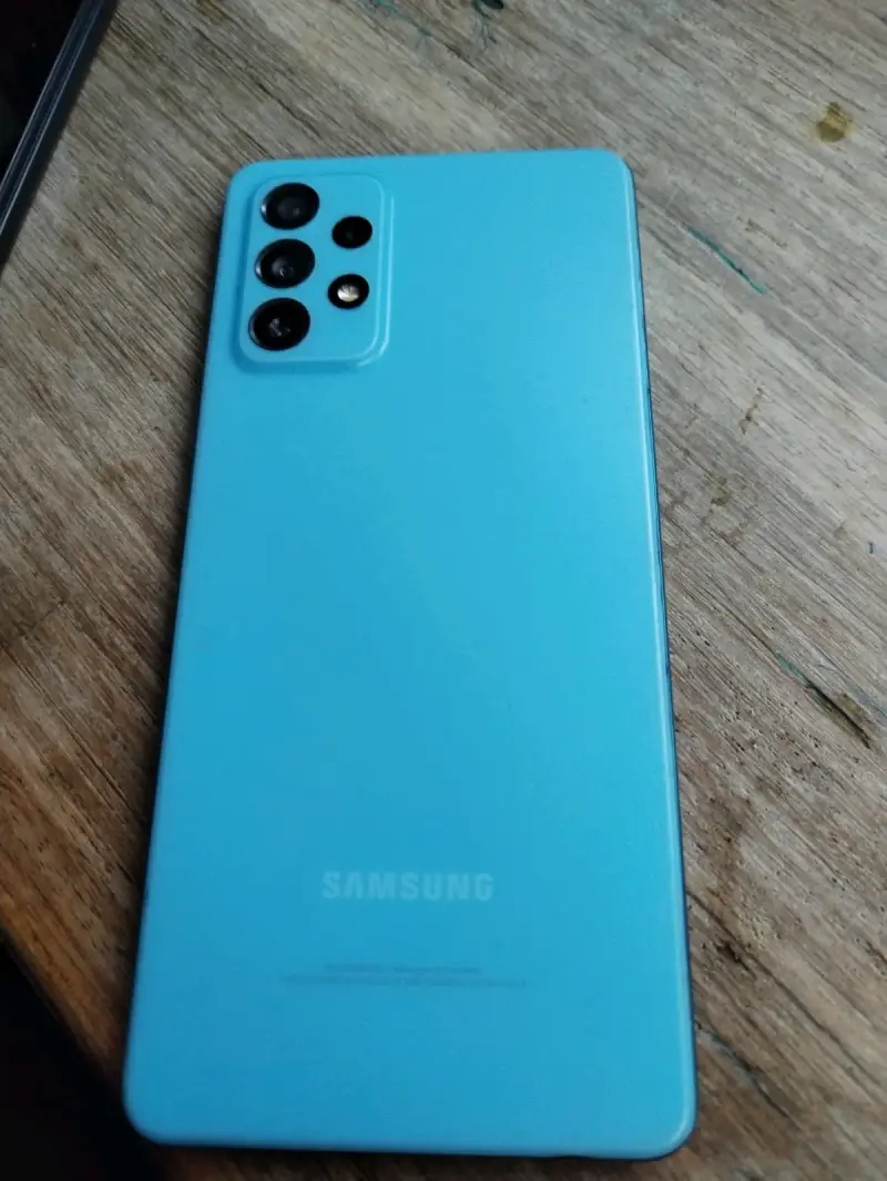 Smartphone Samsung Galaxy A72 azul en buen estado - 2