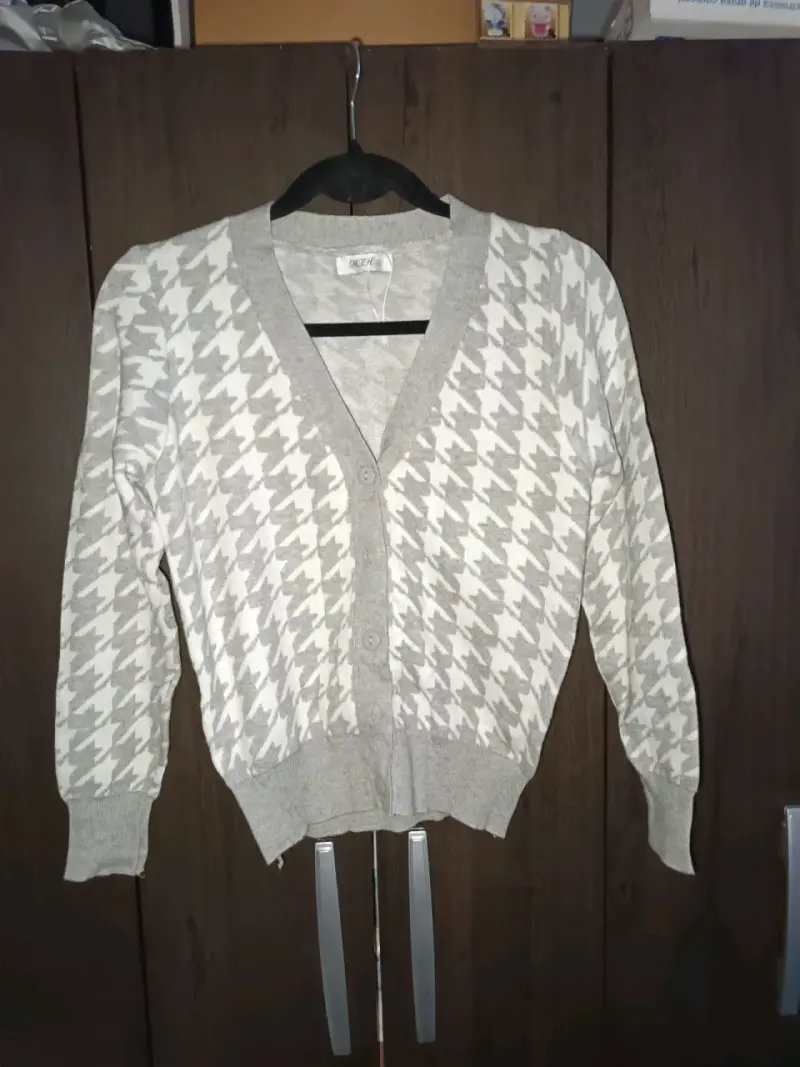 Cardigan de lana gris con diseño