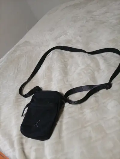 Bolso cruzado negro Jordan con logo - miniatura 1