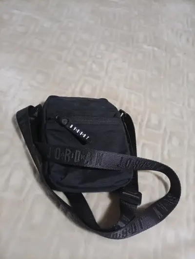 Bolso cruzado negro Jordan con logo - miniatura 3