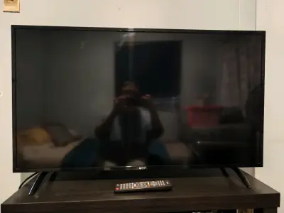 Televisor ONN 42' + soporte 360' - miniatura 1