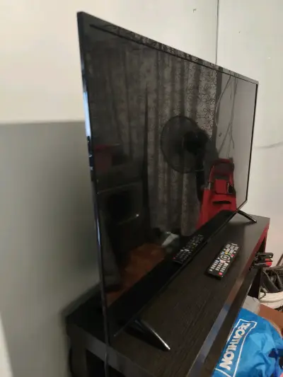 Televisor ONN 42' + soporte 360' - miniatura 2