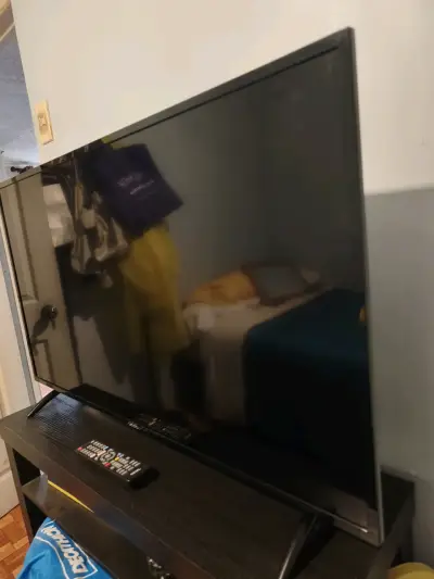 Televisor ONN 42' + soporte 360' - miniatura 3