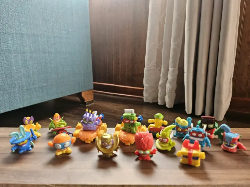 Figuras coleccionables de SuperZings 3