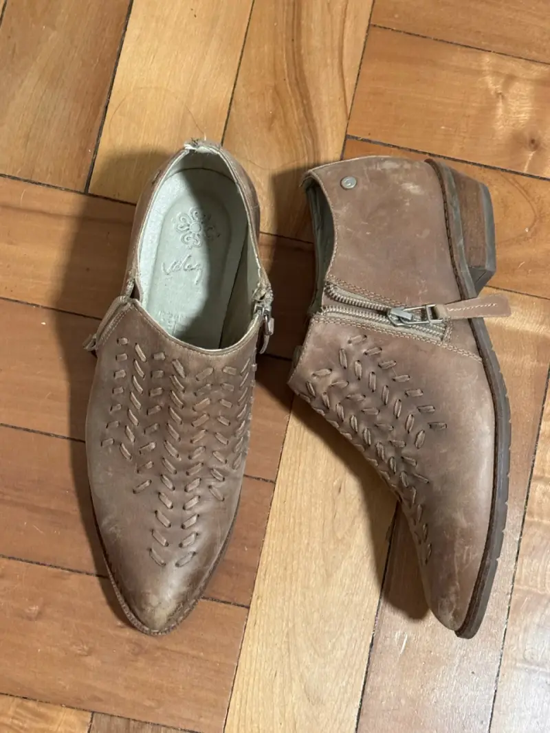 Botines de cuero marrón con diseño trenzado