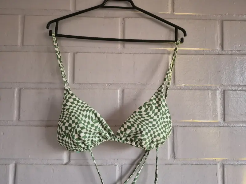 bikini verde con diseño geométrico - 1