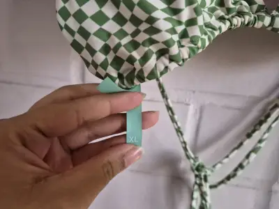bikini verde con diseño geométrico - miniatura 2