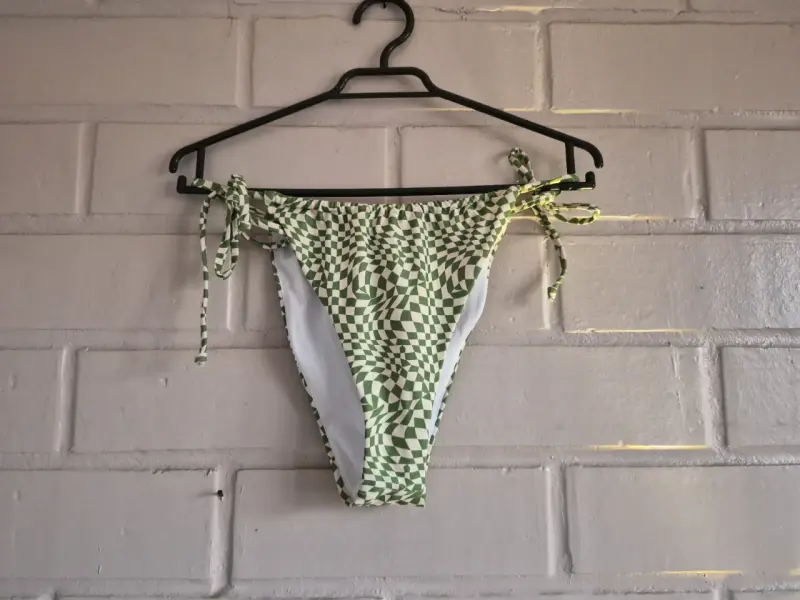 bikini verde con diseño geométrico - 3