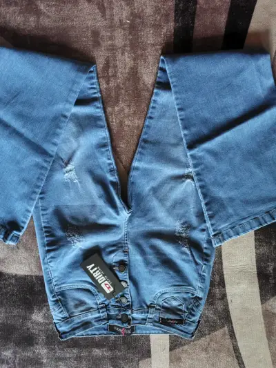 Jeans acampanados azul con detalles desgastados - miniatura 1