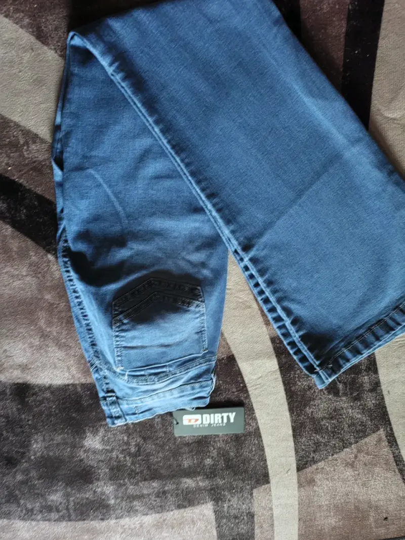 Jeans acampanados azul con detalles desgastados - 2