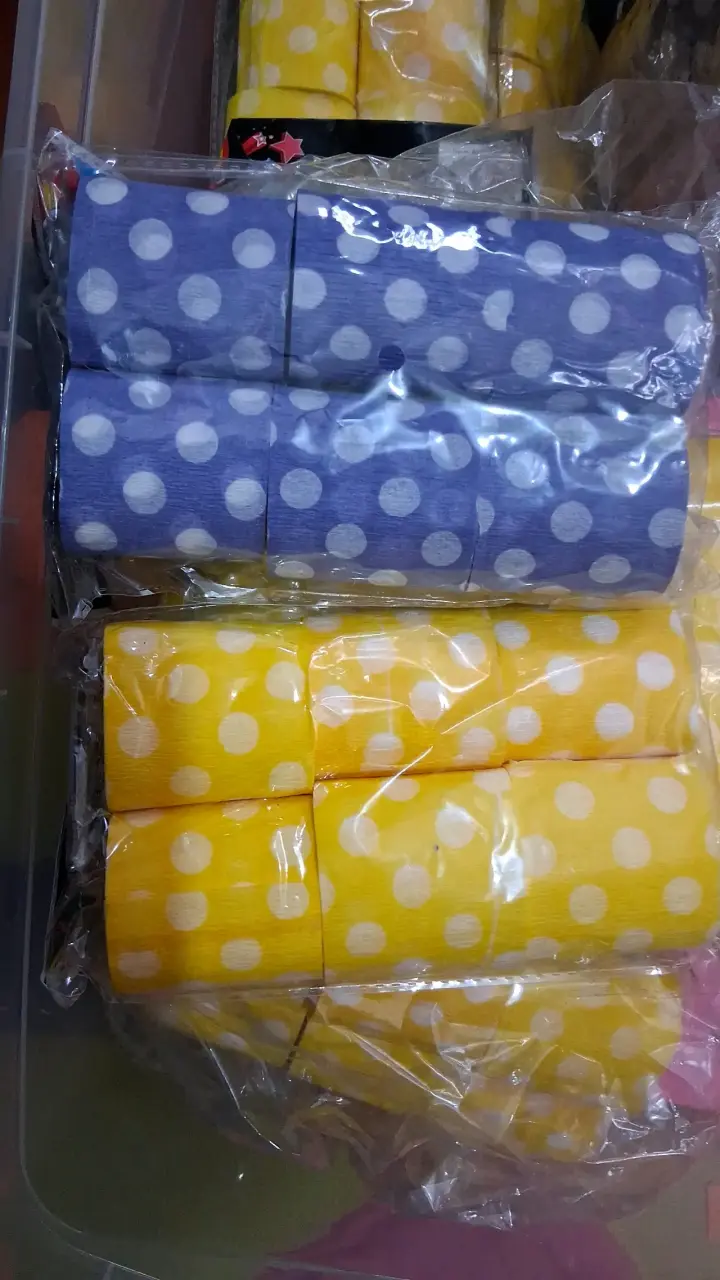 Papel crepé con lunares colores variados