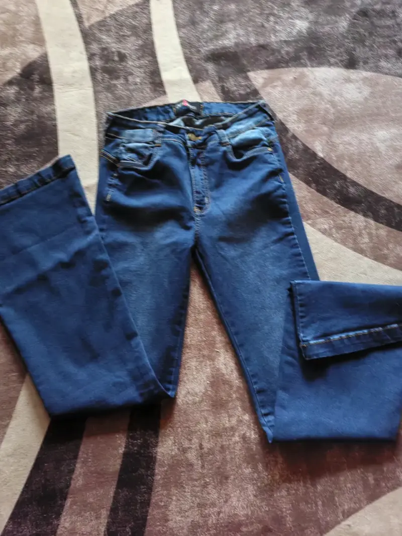 Jeans azul oscuro para hombre en buen estado - 1