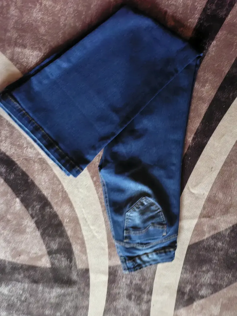 Jeans azul oscuro para hombre en buen estado - 2