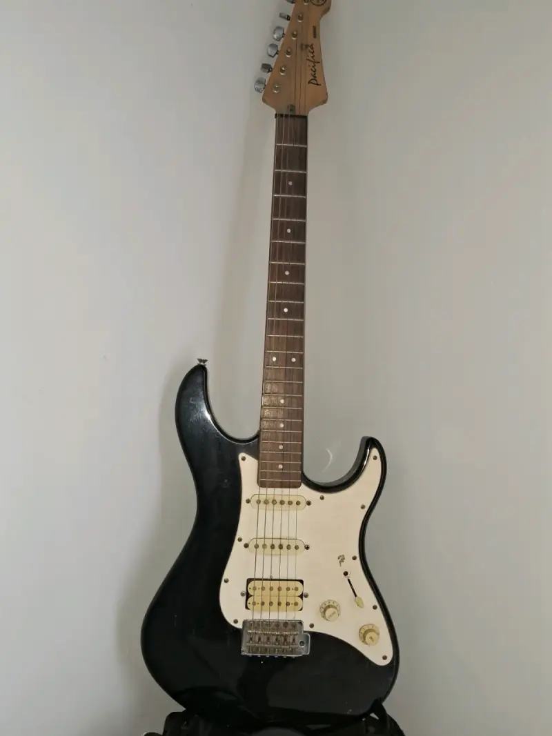Guitarra eléctrica Yamaha Pacifica negra - 1