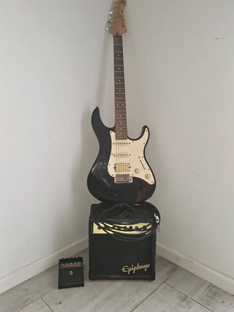 Guitarra eléctrica Yamaha Pacifica negra - 2