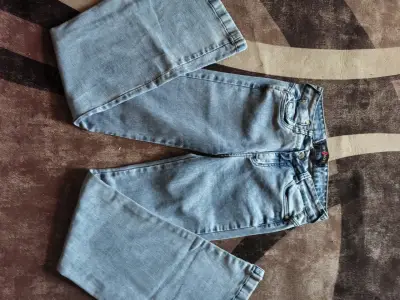Jeans de mezclilla azul claro para hombre - miniatura 1