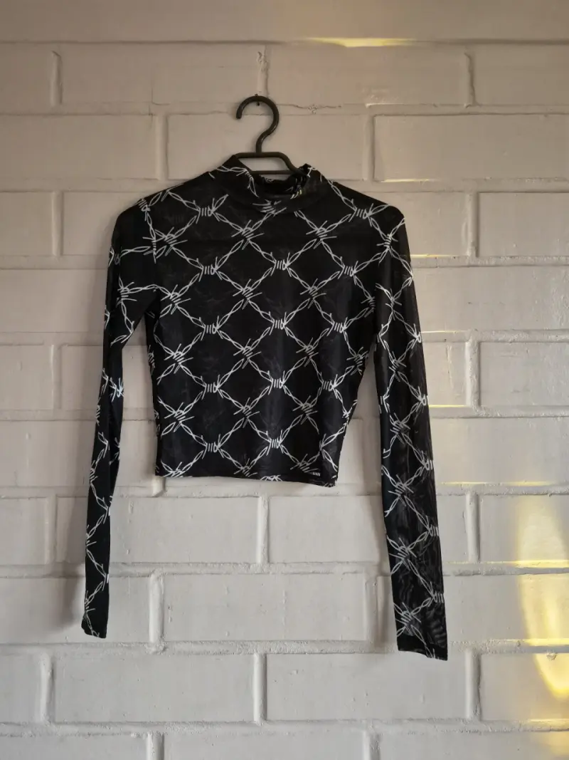 Polera mesh manga larga estampado alambre de púas