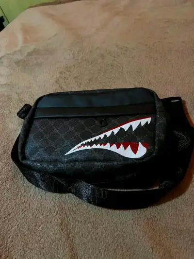 Riñonera negra con diseño de dientes - miniatura 1