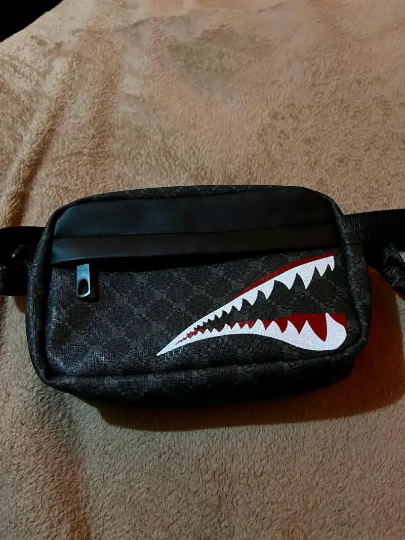 Riñonera negra con diseño de dientes - 2