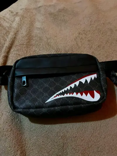 Riñonera negra con diseño de dientes - miniatura 2