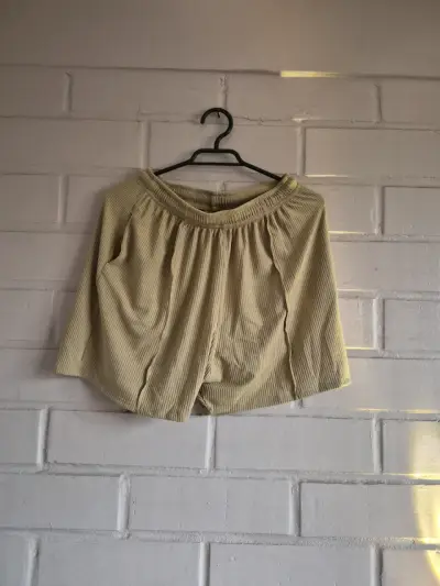 Shorts beige de tela acanalada para mujer - miniatura 1