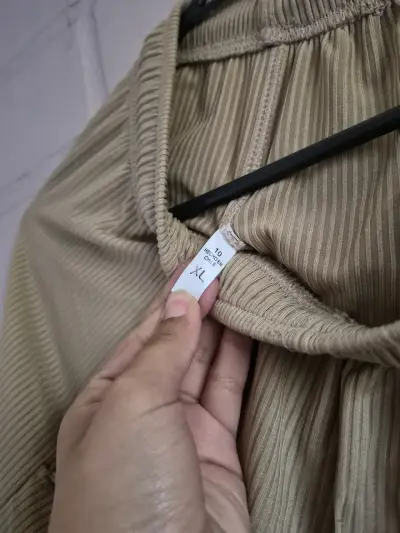 Shorts beige de tela acanalada para mujer - miniatura 2