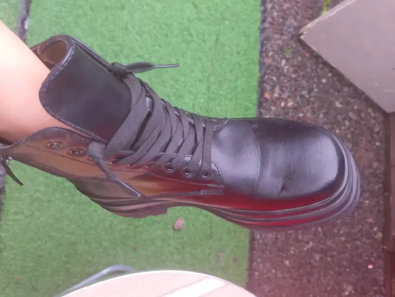Botas negras de ecocuero con cordones - 1