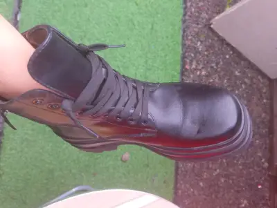 Botas negras de ecocuero con cordones - miniatura 1