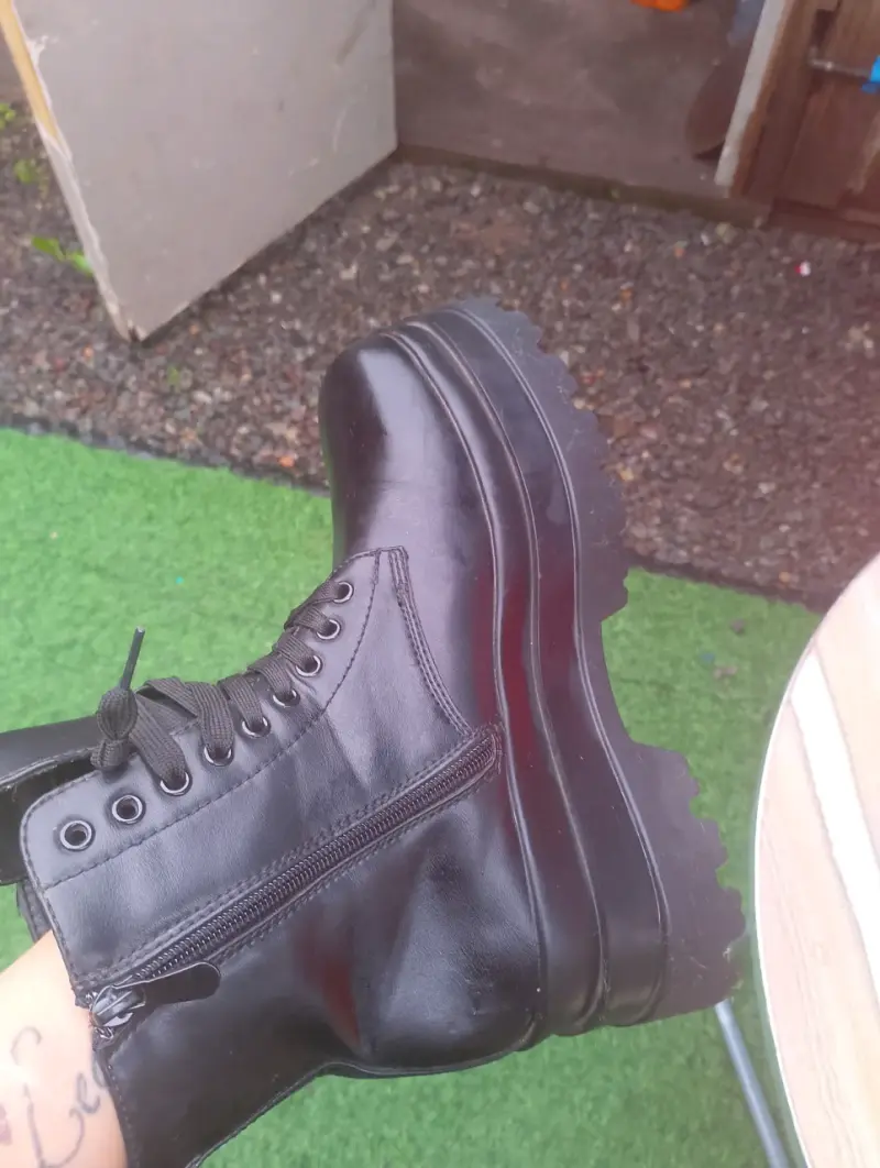 Botas negras de ecocuero con cordones - 2