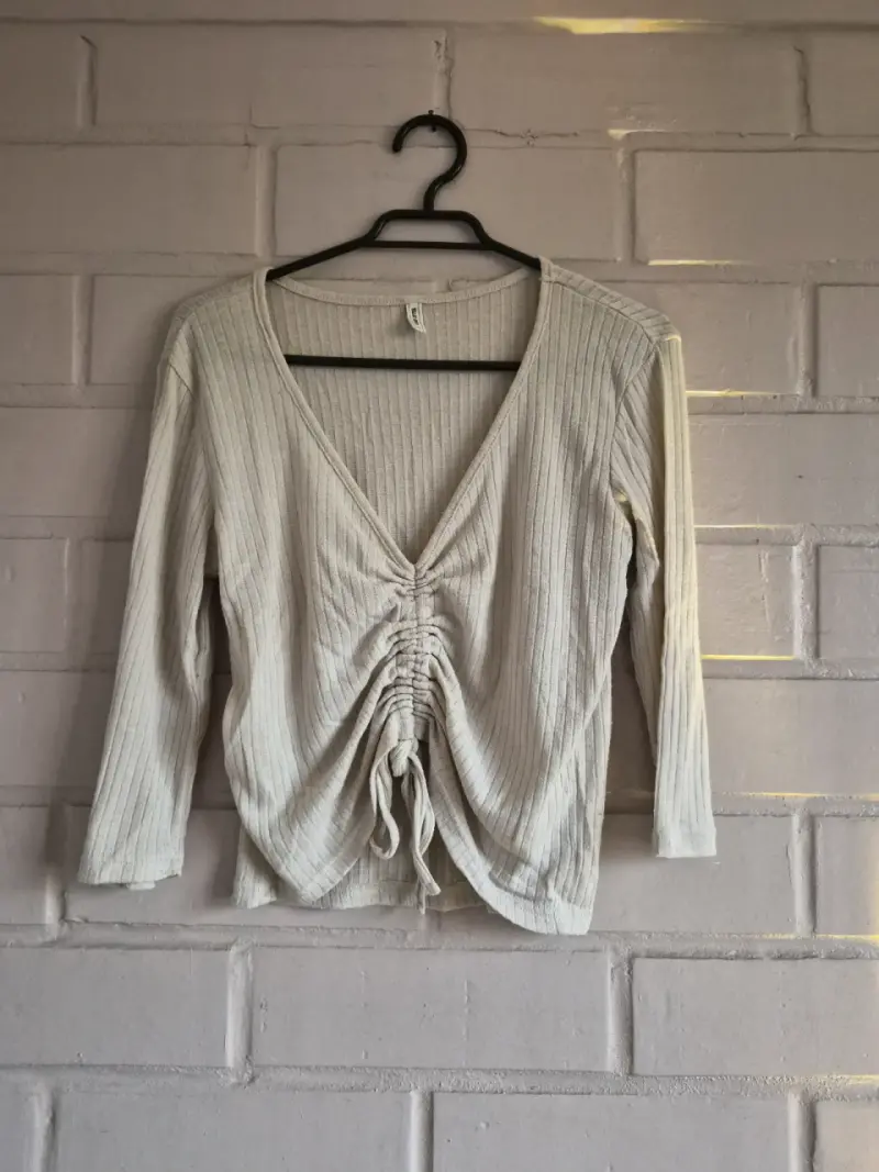 Polera beige con fruncido delantero - 1