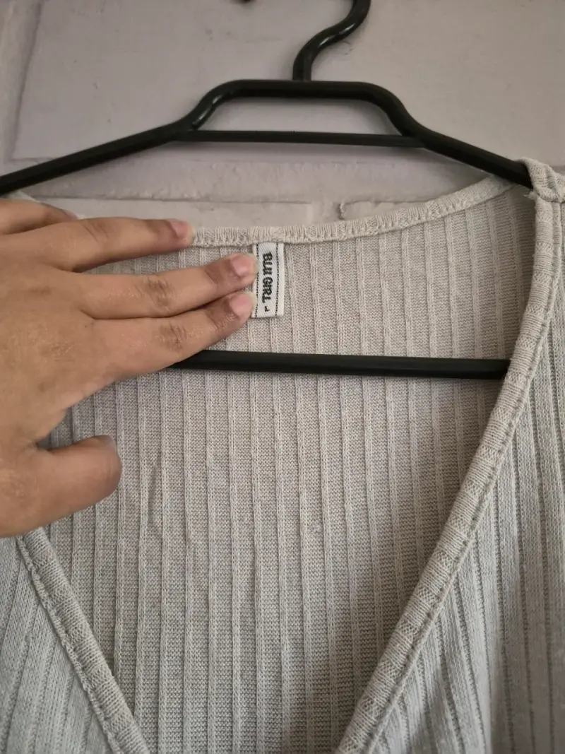 Polera beige con fruncido delantero - 2