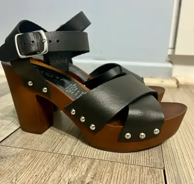 Sandalias de tacón alto negras de cuero - miniatura 3