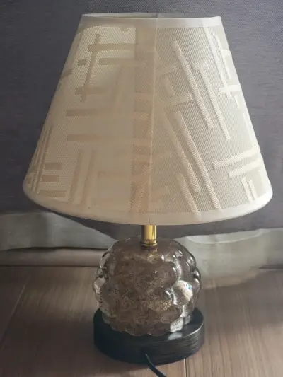 Lámpara de mesa con base de vidrio decorativa - miniatura 1