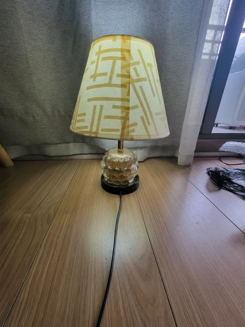 Lámpara de mesa con base de vidrio decorativa - 4
