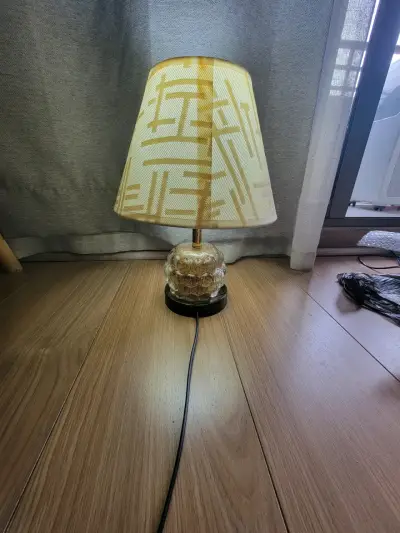 Lámpara de mesa con base de vidrio decorativa - miniatura 4