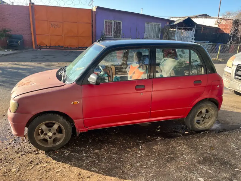 Auto compacto rojo en buen estado - 1