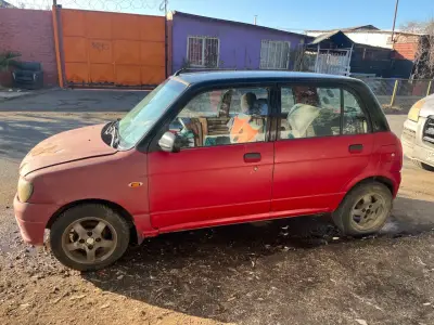 Auto compacto rojo en buen estado - miniatura 1