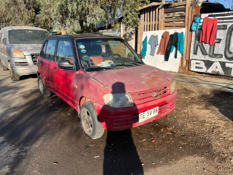 Auto compacto rojo en buen estado - 2