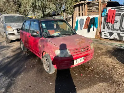 Auto compacto rojo en buen estado - miniatura 2